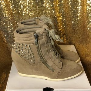 Wedge sneaker